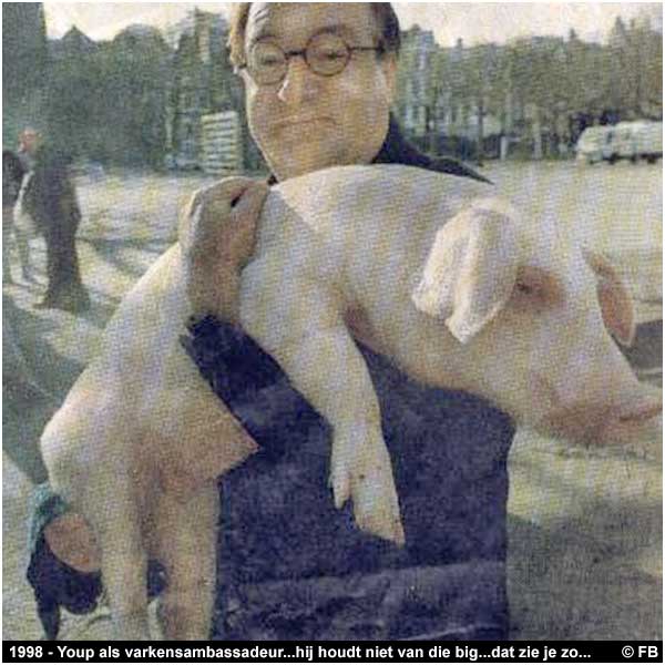 1998 - Youp als varkensambassadeur...hij houdt niet van die big...dat zie je zo...