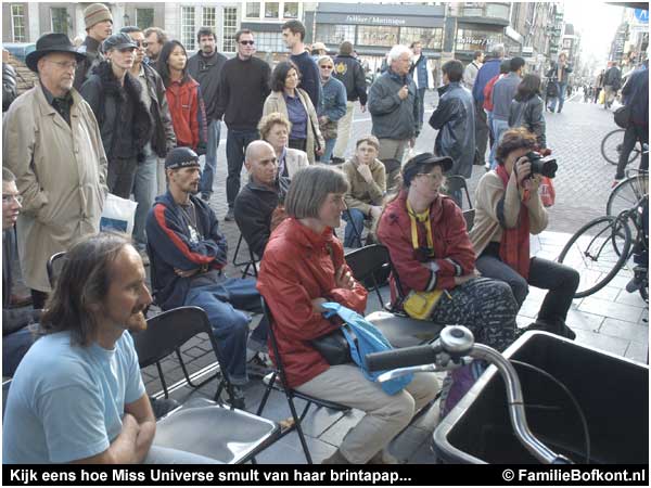 Kijk eens hoe Miss Universe smult van haar brintapap...